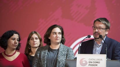 La alcaldesa Ada Colau y el candidato Xavier Domènech durante la noche electoral.