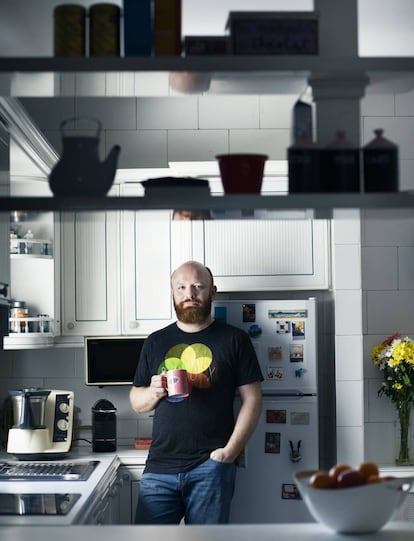 Rafael Porres, madrileño de 41 años, ingeniero de sistemas, ha vivido con su robot TM 21 desde los 27 años. Porres considera que en la vida es mejor huir de la ortodoxia, sea del tipo que sea.