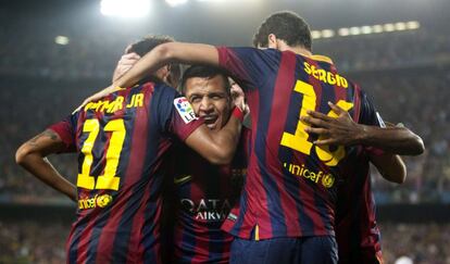 Los jugadores del FC Barcelona celebran el 2 a 0 obra de Alexis