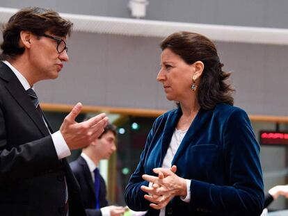 El ministro de Sanidad español, Salvador Illa, conversa con su homóloga francesa, Agnes Buzyn.