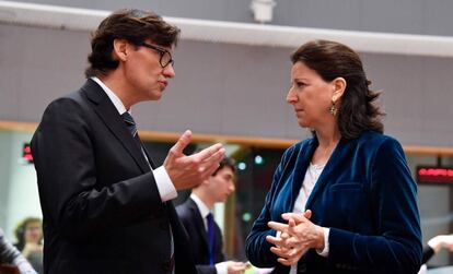 El ministro de Sanidad español, Salvador Illa, conversa con su homóloga francesa, Agnes Buzyn.