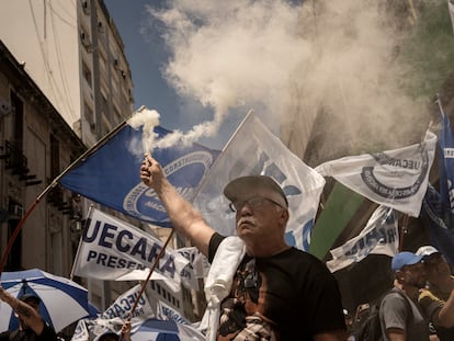 Un hombre durante la protesta de este miércoles en Buenos Aires (Argentina).