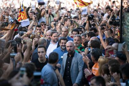 Oriol Junqueras pasa entre los manifestantes.