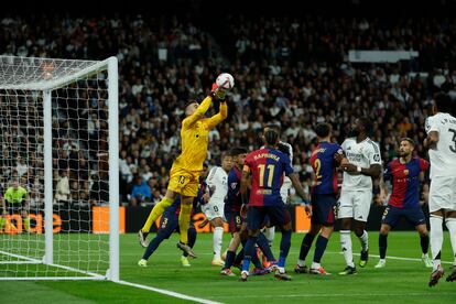 Iñaki Peña rechaza un balón en el partido entre el Real Madrid y el Barcelona.