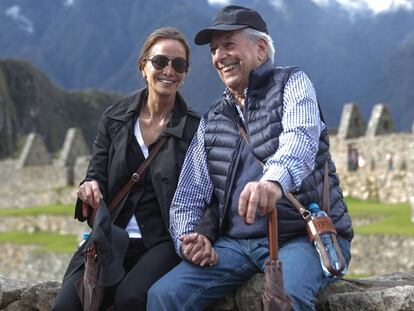 Isabel Preysler y Mario Vargas Llosa, en las ruinas peruanas de Machu Picchu en abril de 2017.