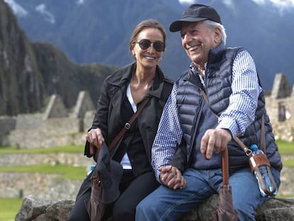 Isabel Preysler y Mario Vargas Llosa, en las ruinas peruanas de Machu Picchu en abril de 2017.