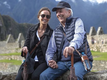 Isabel Preysler y Mario Vargas Llosa, en las ruinas peruanas de Machu Picchu en abril de 2017.