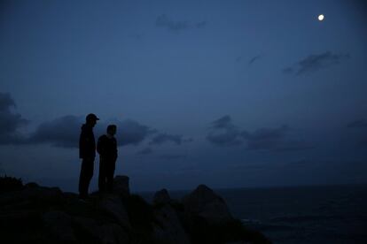 Santi Diaz Mosquera (L), 41, and Alberto, 'percebeiros' (barnacle fishermen), look at the sea early morning before collecting barnacles on the coast of Ferrol, in the northwestern Spanish region of Galicia, December 16, 2016. REUTERS/Nacho Doce         SEARCH "BARNACLES" FOR THIS STORY. SEARCH "WIDER IMAGE" FOR ALL STORIES.