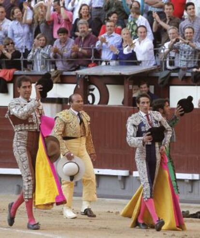 La cuadrilla de Javier Castaño, durante su histórica vuelta al ruedo del día 1 en Las Ventas.
