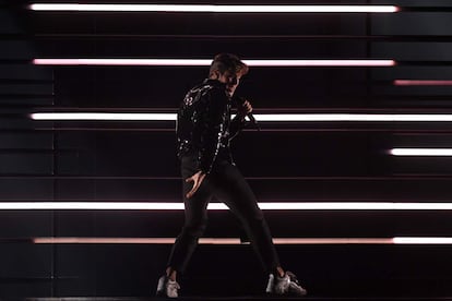 El cantante sueco Benjamin Ingrosso interpreta "Dance You Off" durante la segunda semifinal de la 63ª edición del Festival de Eurovisión 2018 en el Altice Arena de Lisboa.