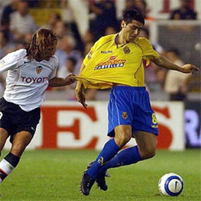 El valencianista Rufete (izqda.) agarra a Román del Villarreal.