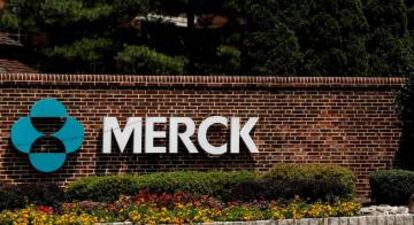 Logo de Merck en una puerta del campus de Merck & Co en Rahway, Nueva Jersey, EE UU.