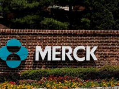 Logo de Merck en una puerta del campus de Merck & Co en Rahway, Nueva Jersey, EE UU.