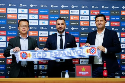 Diego Martínez, en el centro, con el consejero delegado del club blanquiazul, Mao Ye (i), y el secretario técnico, Domingo Catoira (d).