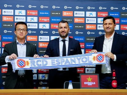 Diego Martínez, en el centro, con el consejero delegado del club blanquiazul, Mao Ye (i), y el secretario técnico, Domingo Catoira (d).