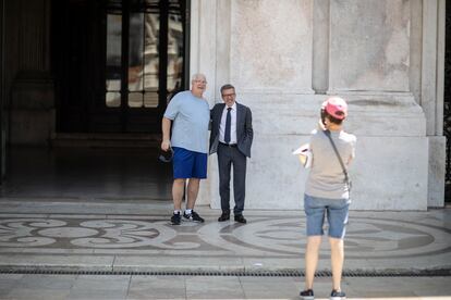 El alcalde de Lisboa, Carlos Moedas, fotografiado junto a turistas a la entrada del ayuntamiento el pasado 24 de junio.