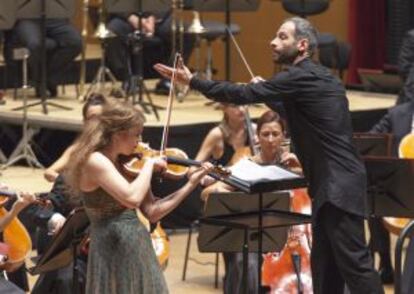El director de la Sinfónica, Dima Slobodeniuk, en un momento del concierto del pasado viernes en A Coruña.