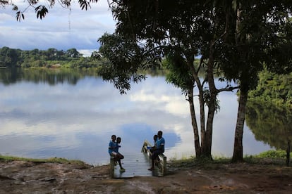 Alunos descem até a escada que dá acesso aos barcos para comer a merenda, na hora do recreio.