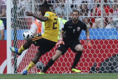 Michy Batshuayi marca el quinto gol del equipo belga.