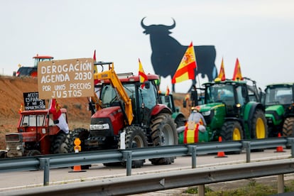 Vista de la concentración de tractores en la A-4 a la altura de Madridejos (Toledo), este martes.