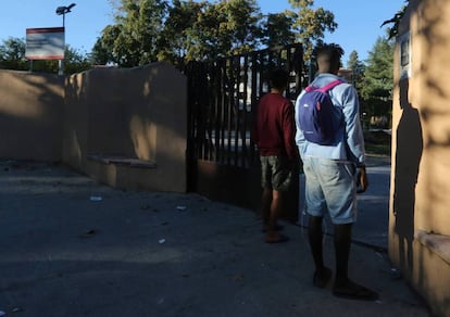 Dos menores migrantes, a la entrada del centro de primera acogida de Hortaleza. 