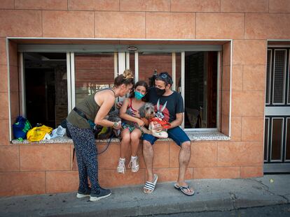 Martina Felices y Alexis Felices en el exteror del Bar Descanso de Torre Baró, uno de los barrios donde se harán test masivos. (Foto: JUAN BARBOSA)