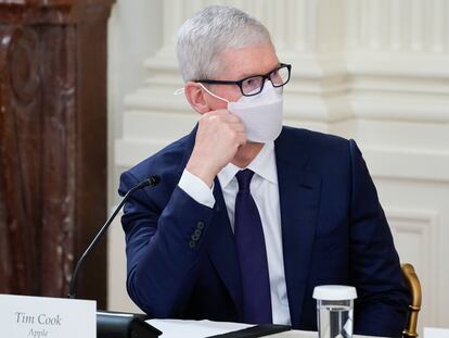 El CEO de Apple, Tim Cook, escucha al presidente de EE UU, Joe Biden, en un encuentro en la Casa Blanca el pasado 25 de agosto.