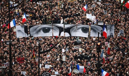 Manifestantes ao longo da Boulevard Voltaire Street durante uma manifestação em Paris após os ataques terroristas em 11 de janeiro de 2015. Quase um milhão de pessoas percorreram o centro da capital francesa em solidariedade com as 17 vítimas dos ataques terroristas.