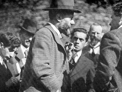 Max Weber, de perfil e com barba, em Munique em 1919.
