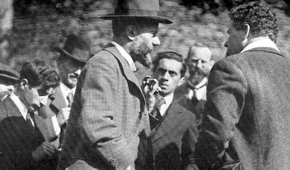 Max Weber, de perfil y con barba, en Múnich en 1919.