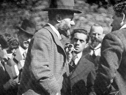 Max Weber, de perfil y con barba, en Múnich en 1919.