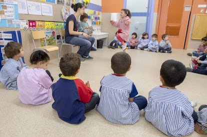 Aula de educación infantil para niños de tres años en un colegio público de Barcelona.