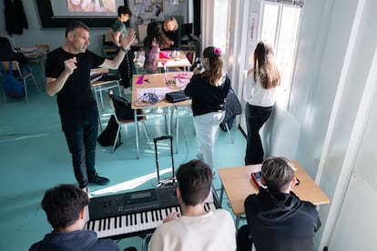Clase en el instituto público Jaume I de Borriana (Castellón) donde los alumnos, guiados por dos docentes, desarrollan el proyecto Moda sin estereotipos de género, el 9 de abril.