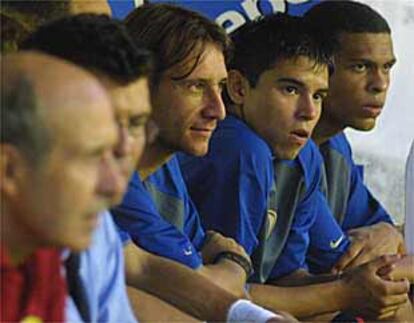 Saviola, entre Alfonso y Geovanni, en el banquillo del Sánchez Pizjuán.