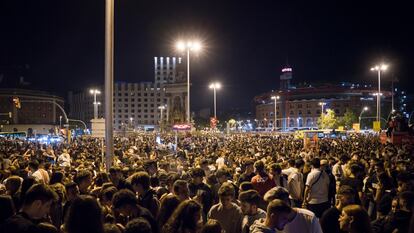 Macrobotellón en la Plaza de España en la primera noche de las fiestas de la Mercé. Foto: Gianluca Battista