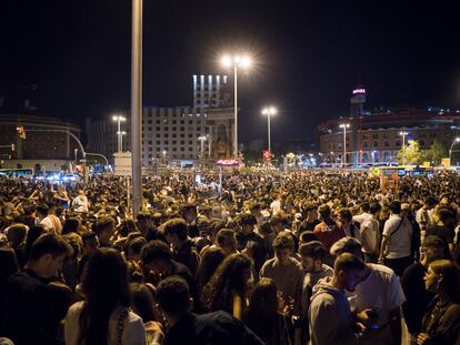 Macrobotellón en la Plaza de España en la primera noche de las fiestas de la Mercè.