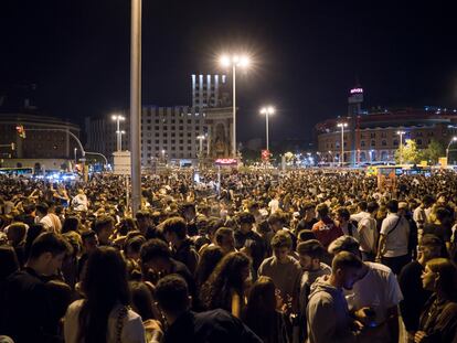 Macrobotellón en la Plaza de España en la primera noche de las fiestas de la Mercé. Foto: Gianluca Battista