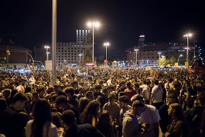 Macrobotellón en la Plaza de España en la primera noche de las fiestas de la Mercé. Foto: Gianluca Battista