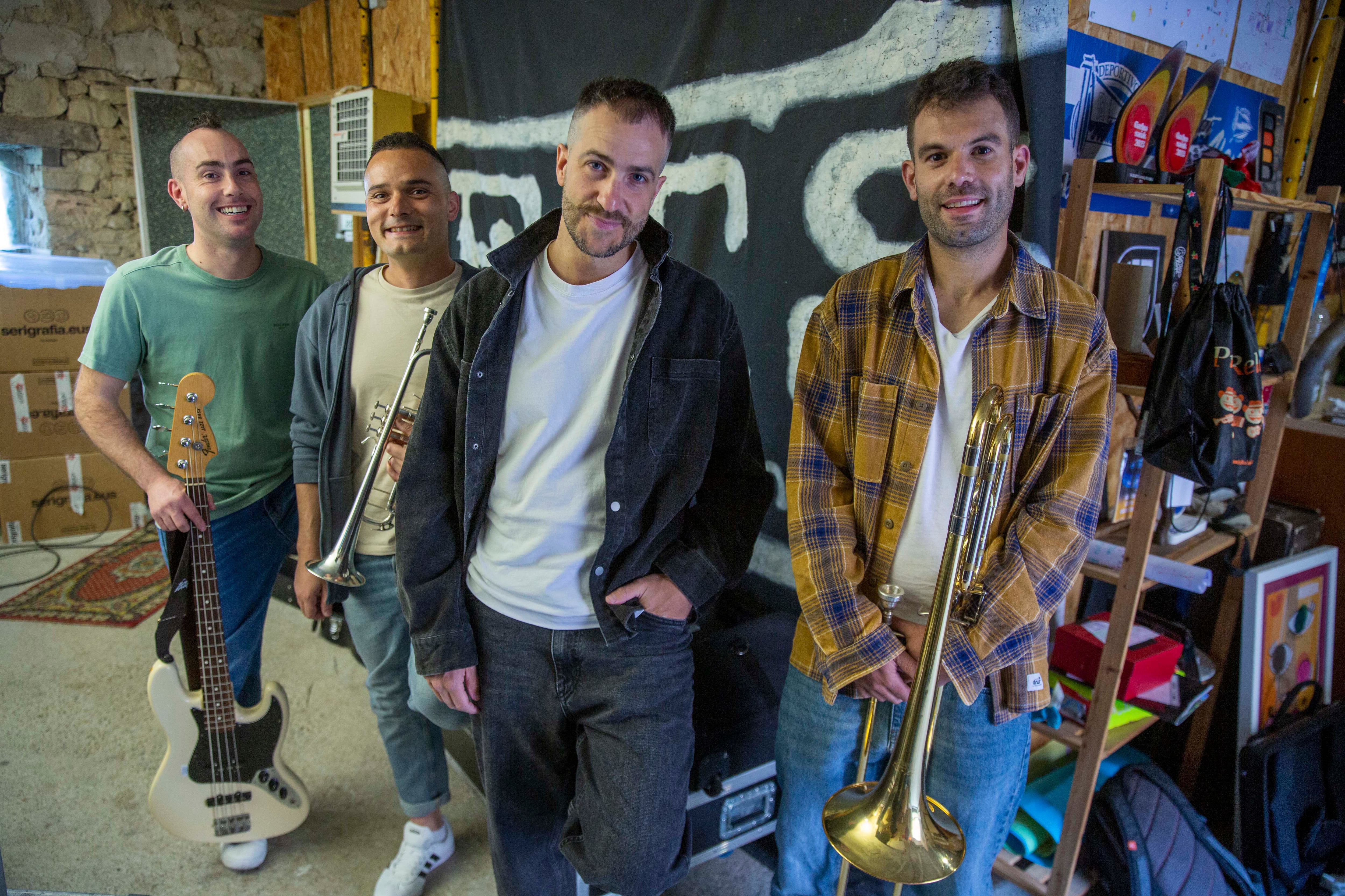 ETS posa en su local de ensayo de Yécora, el pasado 23 de abril. Desde la izquierda: Rubén Campinún (bajo), Rubén Terreros (trompeta), Iñigo Etxezarreta (voz y guitarra) y Javier Lucas (trombón). 