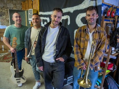 ETS posa en su local de ensayo de Yécora, el pasado 23 de abril. Desde la izquierda: Rubén Campinún (bajo), Rubén Terreros (trompeta), Iñigo Etxezarreta (voz y guitarra) y Javier Lucas (trombón).