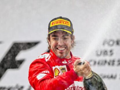 Fernando Alonso celebra su tercer puesto en el GP de China.