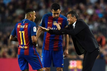 L'entrenador del Barcelona Luis Enrique (d) dóna instruccions a Sergio Busquets (centre) i Neymar.