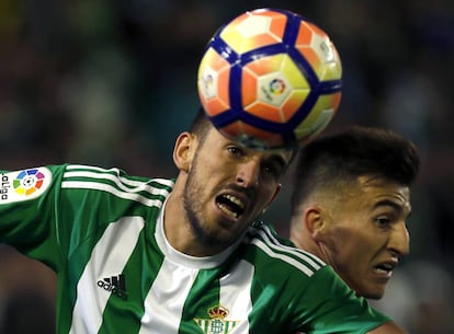 Ceballos pelea el bal&oacute;n con Bu&ntilde;uel.