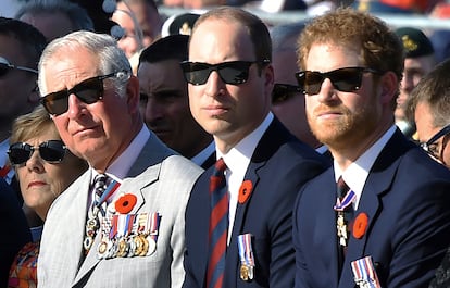 De izquierda a derecha, el príncipe Carlos, el príncipe Guillermo y el príncipe Enrique asisten a una ceremonia para conmemorar el centenario de la Batalla de Vimy Ridge, en Francia, el domingo 9 de abril de 2017.