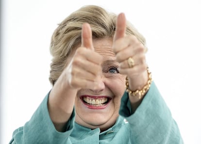 La candidata demócrata Hillary Clinton sonríe a sus seguidores en Pembroke Pines, el 5 de noviembre de 2016.