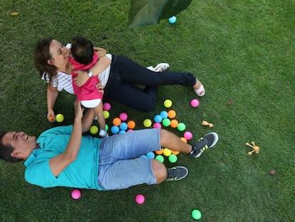 Fernando y Laura juegan con su hija, Leyre, adoptada en Vietnam. 