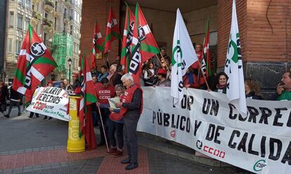 Protesta de trabajadores de Correos días antes de la huelga. 