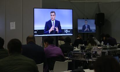 Seguimiento del debate desde la sala de prensa en la Casa de Campo de Madrid.