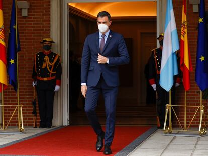 El presidente del Gobierno español, Pedro Sánchez, sale a recibir al presidente argentino, Alberto Fernández, este martes antes de que ambos líderes mantengan un encuentro en el Palacio de la Moncloa.
