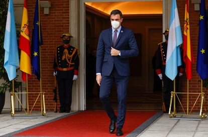 El presidente del Gobierno español, Pedro Sánchez, sale a recibir al presidente argentino, Alberto Fernández, este martes antes de que ambos líderes mantengan un encuentro en el Palacio de la Moncloa.